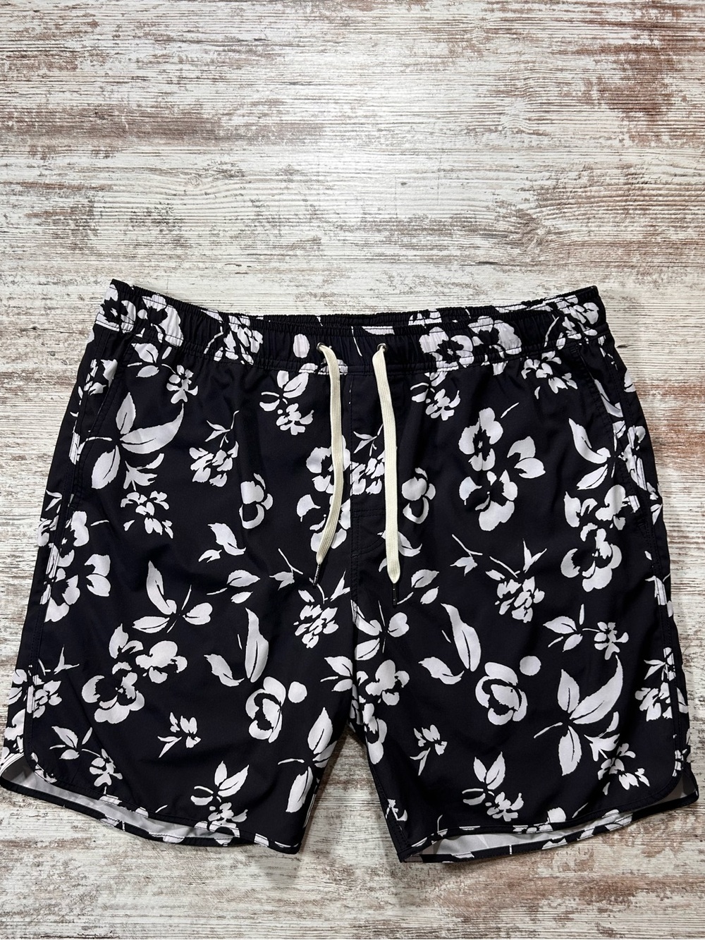 Men’s Fair Harbor Black White Floral Swim Trunks Size XL Lined